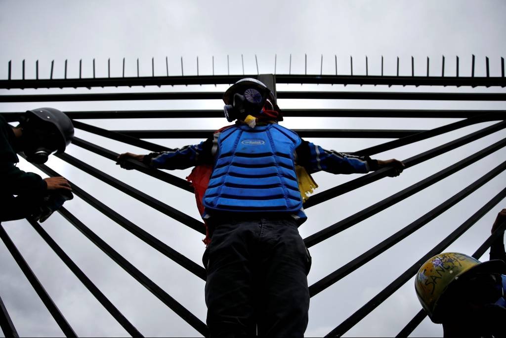 Jovens parlamentares tomam frente de protestos na Venezuela