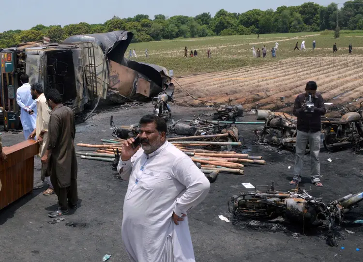 Caminhão-tanque queimado na estrada, no Paquistão, dia 25/06/2017 (Divulgação/Reuters)
