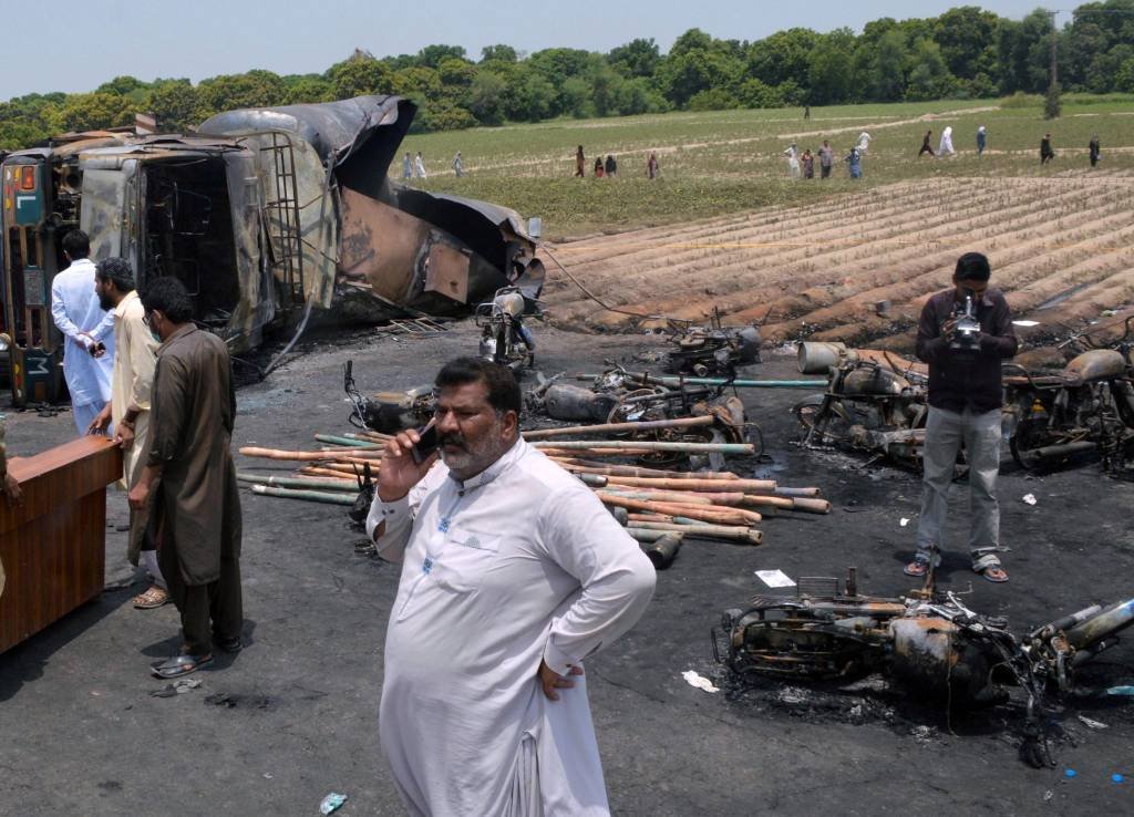 Explosão de caminhão-tanque mata ao menos 148 no Paquistão
