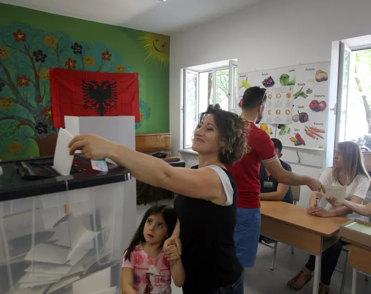 Eleições na Albânia: "O Partido Socialista pode ter ficado com mais de 71 assentos (em um parlamento com 140)" (Florion Goga/Reuters)