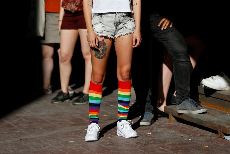 Ativistas se juntam em Istambul para tentar fazer Marcha do Orgulho LGBT, na Turquia, dia 25/06/2017 (Murad Sezer/Reuters)
