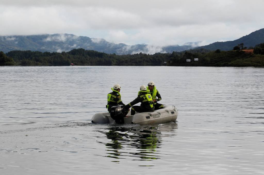 Equipes retomam busca de corpos do naufrágio na Colômbia