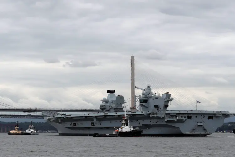 HMS Queen Elizabeth: os militares russos afirmaram que seria prudente para o novo porta-aviões manter distância dos navios de guerra de Moscou (Russell Cheyne/Reuters)