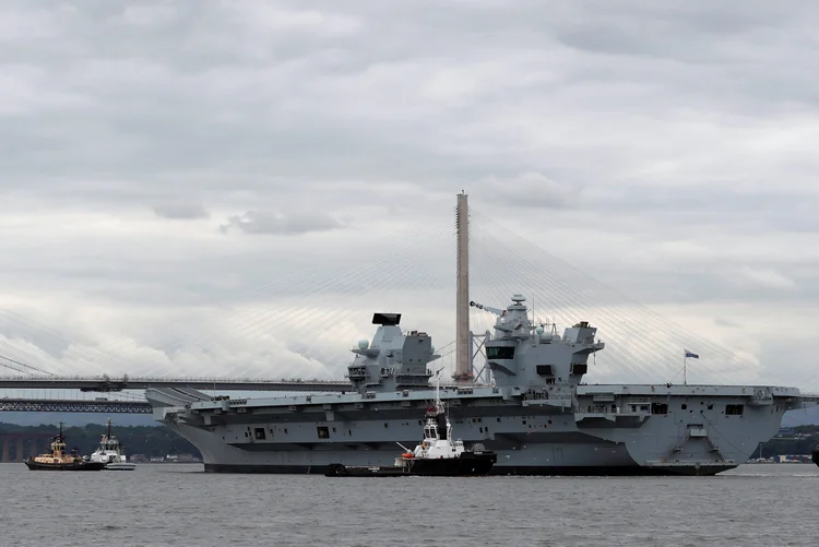 HMS Queen Elizabeth: os militares russos afirmaram que seria prudente para o novo porta-aviões manter distância dos navios de guerra de Moscou (Russell Cheyne/Reuters)