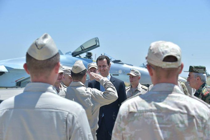 Bashar al-Assad visita base aérea russa na Síria