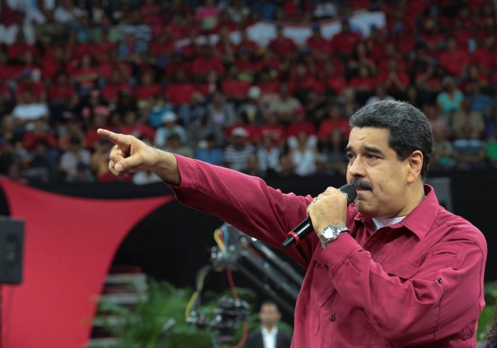 Maduro ameaça pegar em armas caso "revolução" seja derrubada