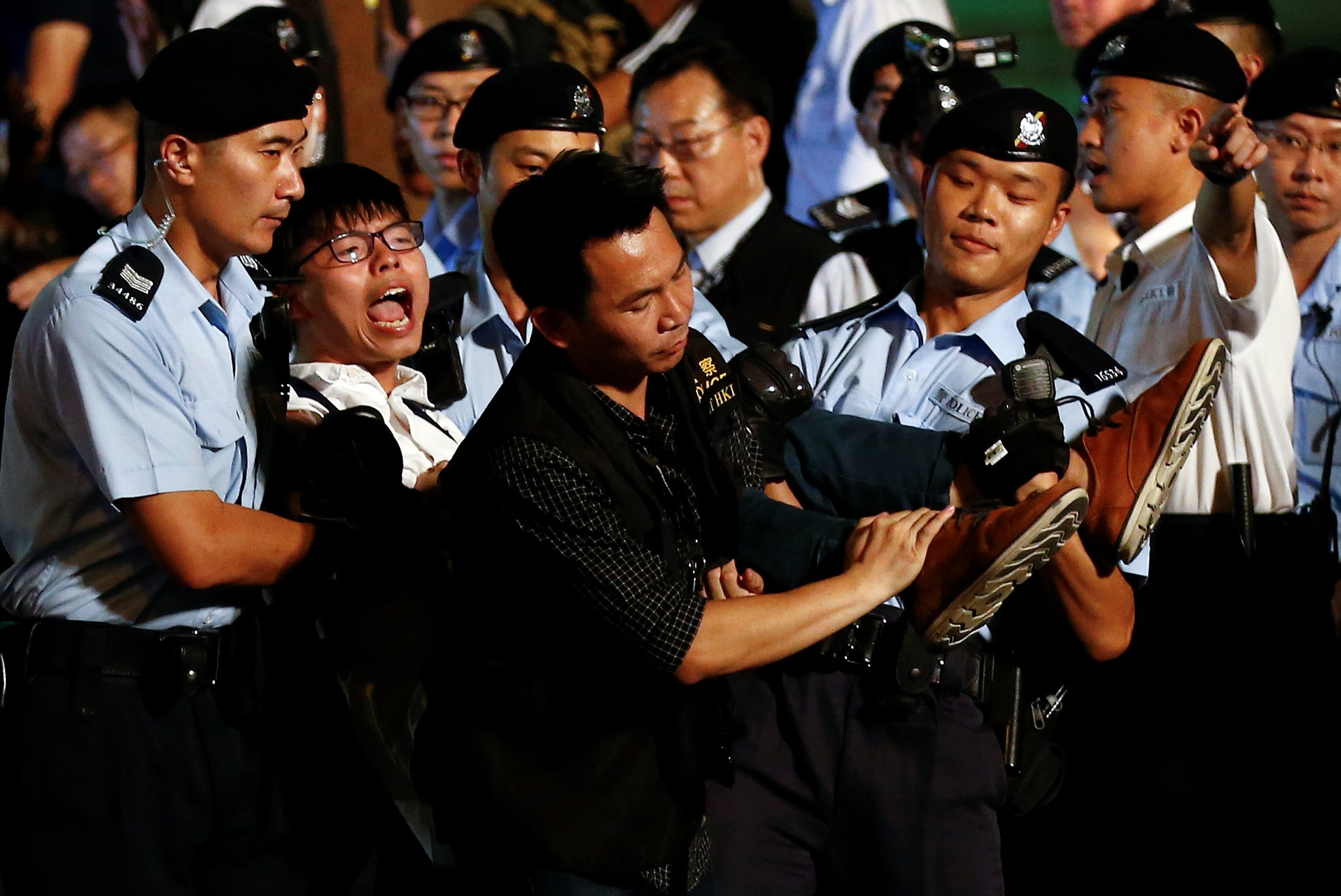 Manifestantes pró-democracia são presos em Hong Kong