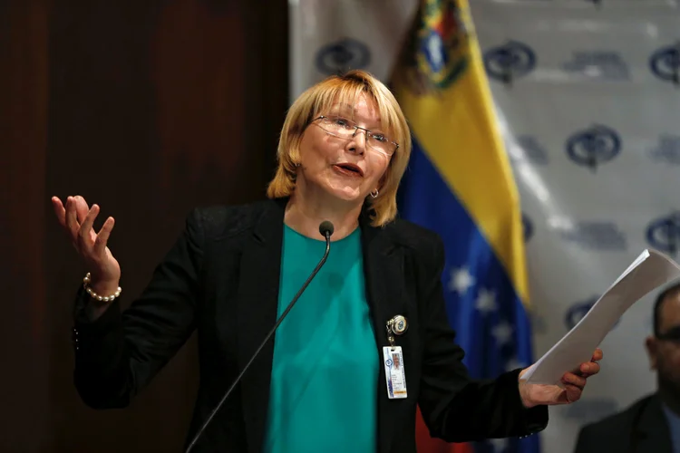 Luisa Ortega: "A Venezuela vai solicitar à Interpol um código vermelho a estas pessoas envolvidas em crimes graves", destacou Maduro (Ivan Alvarado/Reuters)