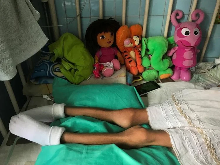 Menina internada em Caracas: é comum os próprios pais limparem os quartos rudimentares, e não há água potável (Marco Bello/Reuters)