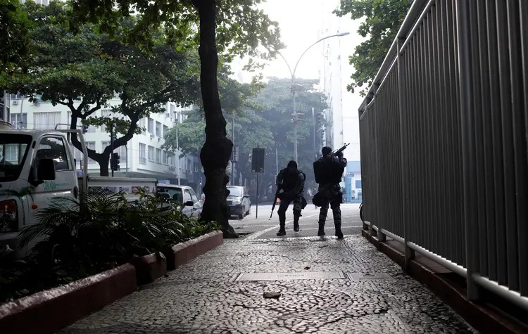 a menina foi baleada dentro de sua casa, invadida por um PM que se protegia do tiroteio (Ricardo Moraes/Reuters)