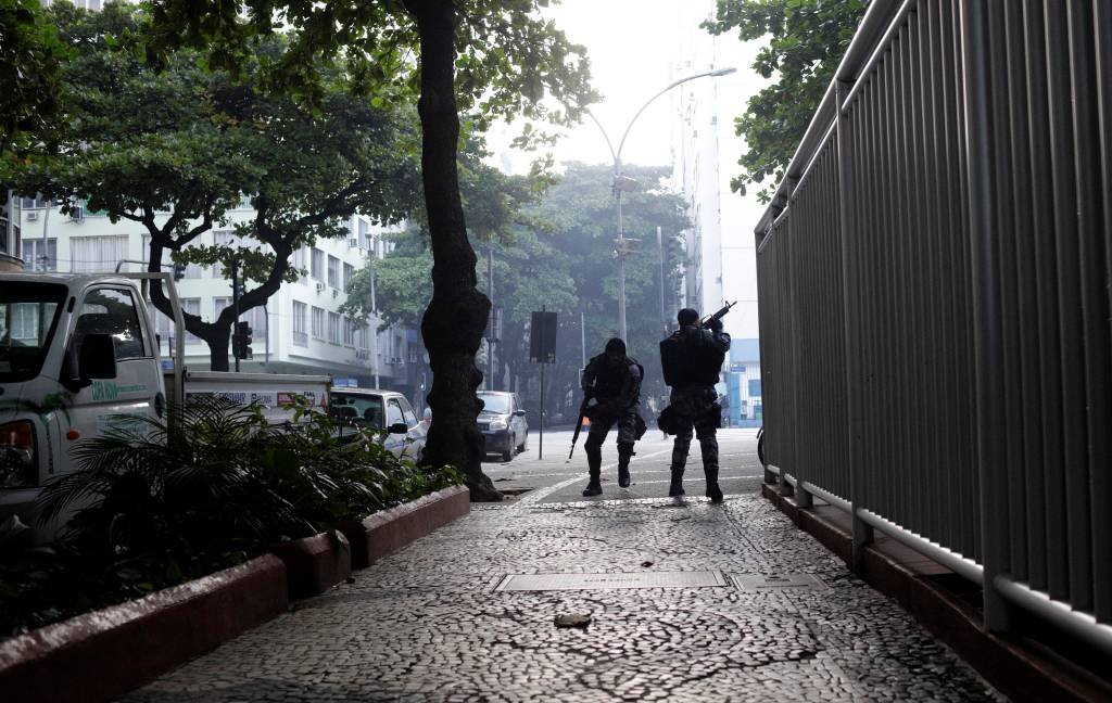 Pessoa morre após criminosos jogarem explosivo em Copacabana