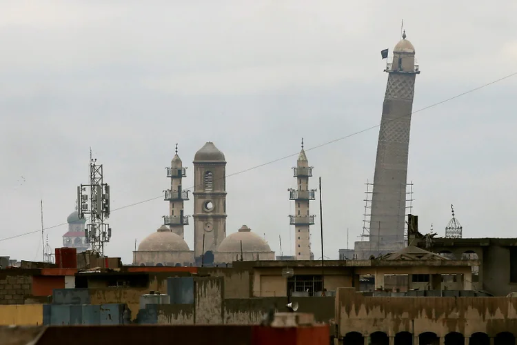 Mesquita: a bandeira preta dos extremistas estava hasteada no minarete Al-Hadba desde junho de 2014 (Youssef Boudlal/File Photo/Reuters)