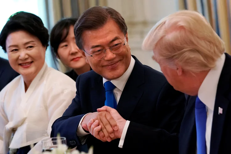 U.S. President Donald Trump shakes hands with South Korean President Moon Jae-in during a dinner in the White House, Washington, U.S., June 29, 2017. REUTERS/Carlos Barria     TPX IMAGES OF THE DAY (Carlos Barria/Reuters)