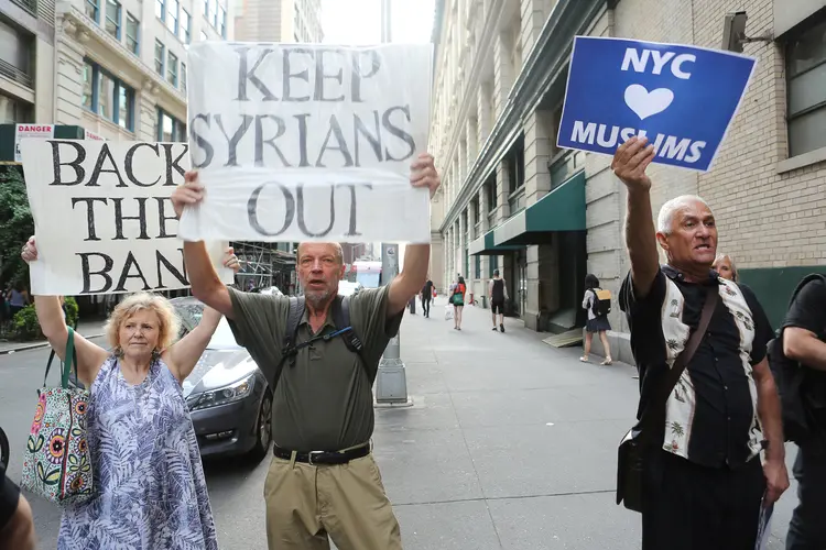 Pessoas protestam contra e a favor o protesto migratório de Trump, em Nova York (Joe Penney/Reuters)