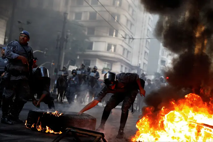 Protesto: às 9h30, a CET registrou 11 pontos com interdições totais ou parciais por manifestações (Nacho Doce/Reuters)