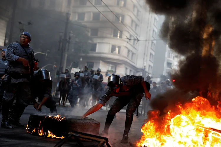 Protesto: às 9h30, a CET registrou 11 pontos com interdições totais ou parciais por manifestações (Nacho Doce/Reuters)