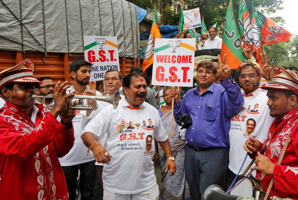 Manifestantes a favor do governo comemoram a reforma tributária na Índia (Shailesh Andrade/Reuters)