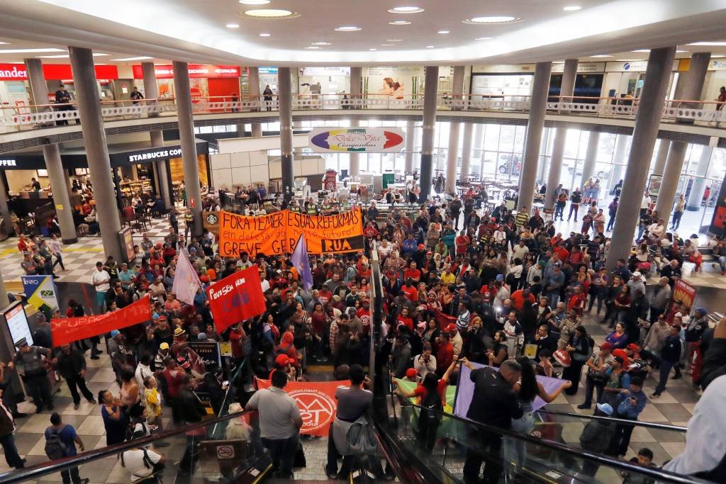 Bloqueios e atos de protesto marcam greve em vários estados