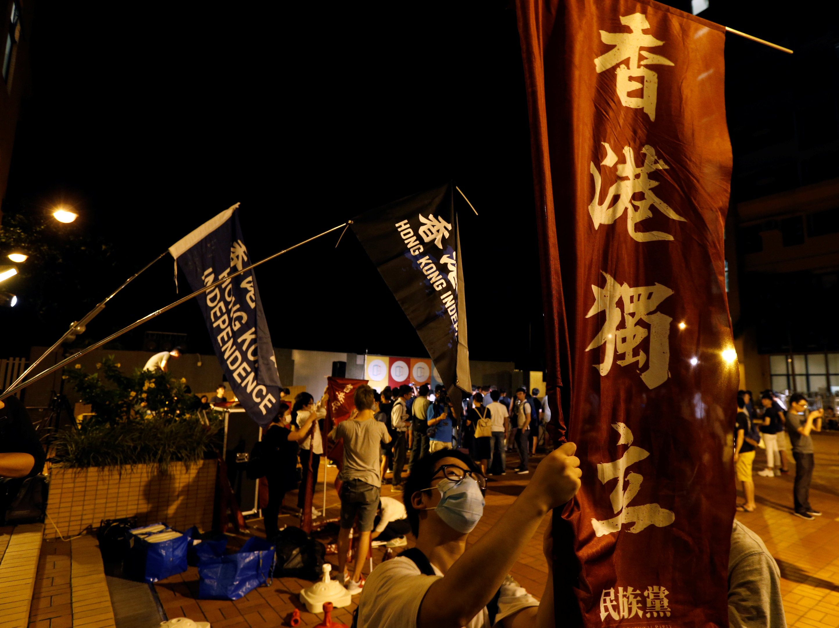 Cidadãos pró-democracia e pró-chineses se enfrentam em Hong Kong
