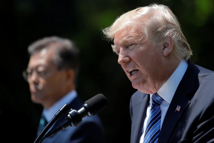 Moon e Trump: os dois presidentes tomaram a decisão durante um telefonem (Carlos Barria/Reuters)