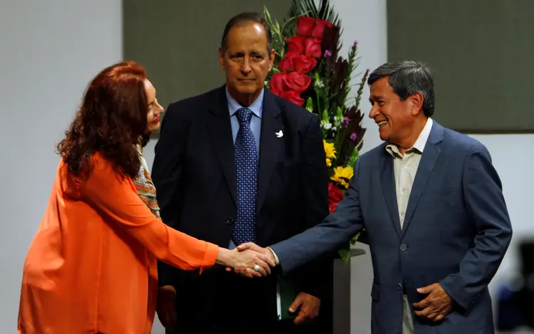 Negociações de paz: os dois lados buscam concretizar um acordo semelhante àquele firmado com as Farc (Daniel Tapia/Reuters)
