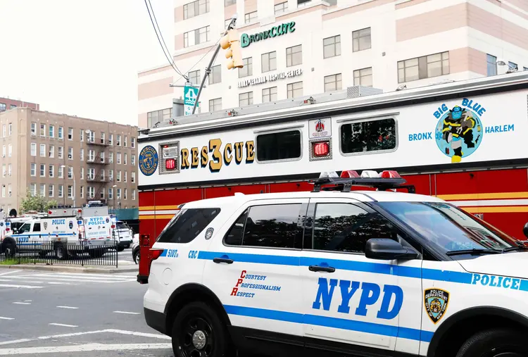 Polícia e Bombeiros em frente ao hospital onde ocorreu tiroteio em NY (Brendan Mcdermid/Reuters)
