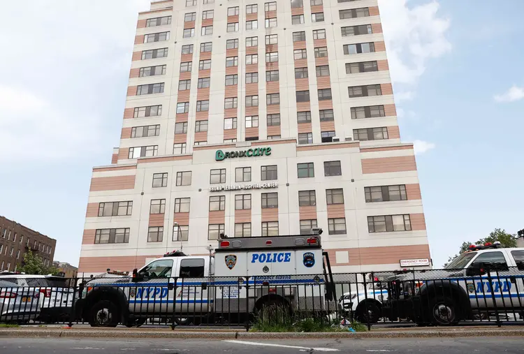 Hospital em NY: segundo a polícia,, uma pessoa morreu (Brendan Mcdermid/Reuters)