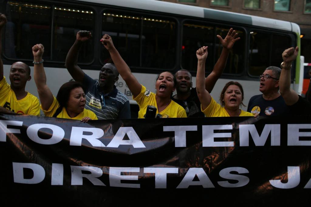 Manifestantes fecham ruas em protesto no centro do Rio