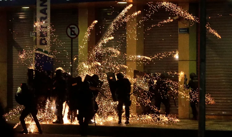 Conflito entre policiais e manifestantes no final do protesto do Rio de Janeiro (REUTERS/Ricardo Moraes/Reuters)