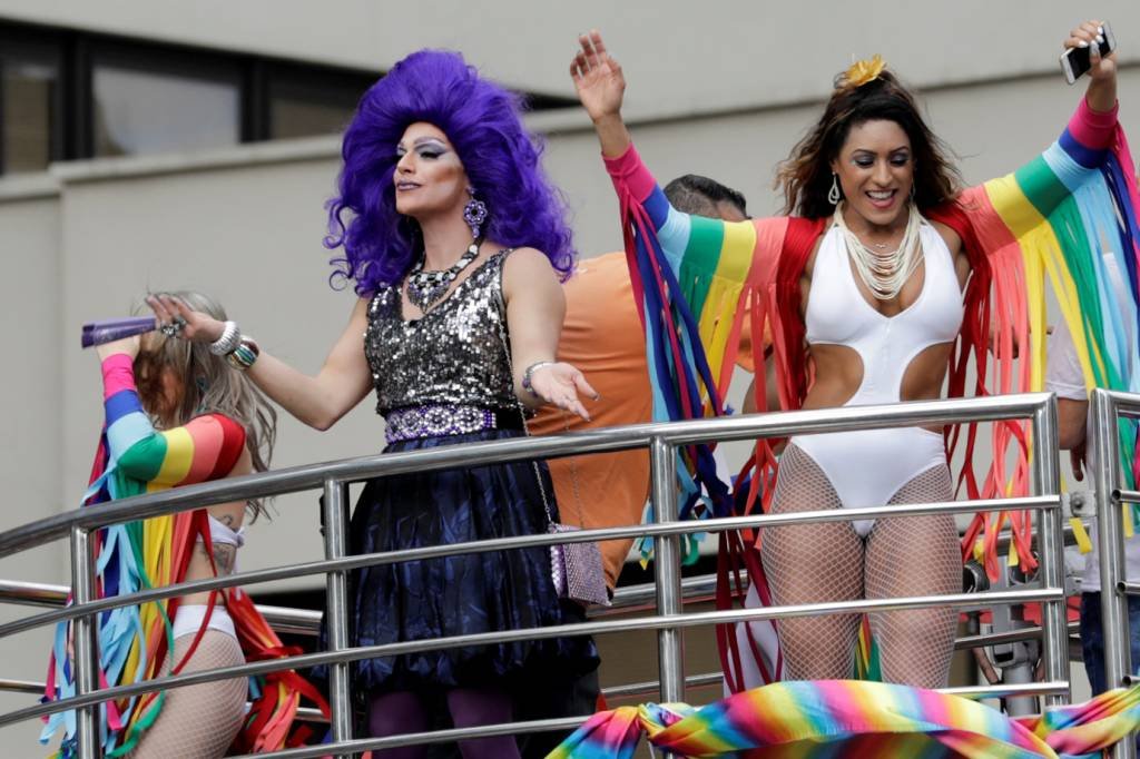 Parada LGBT de São Paulo tem gritos de "Fora, Temer"