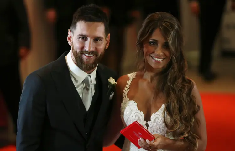 Messi e sua esposa: Messi e Antonella apareceram no tapete vermelho, posaram felizes para as câmeras e voltaram para a festa (Marcos Brindicci/Reuters)