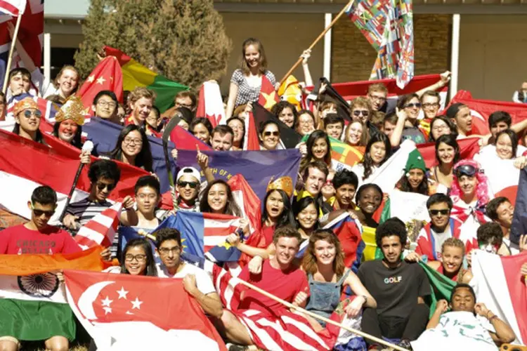 Alunos com as bandeiras de seus países no UWC dos Estados Unidos, em Montezuma, no Novo México / Divulgação