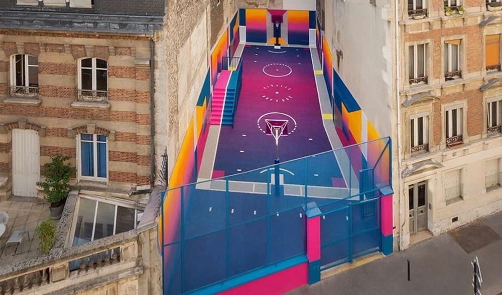 Nike transforma quadra de basquete neon em ponto turístico