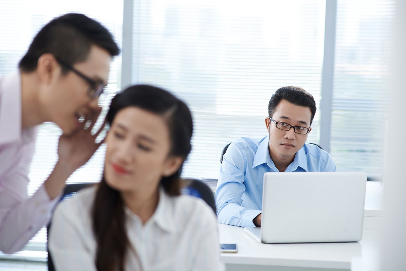 Como lidar com a fofoca no ambiente de trabalho?