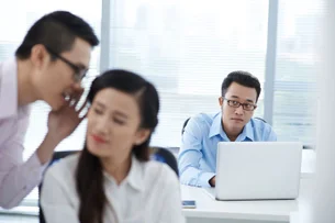 Por que você deveria espalhar 'fofocas positivas' no seu local de trabalho