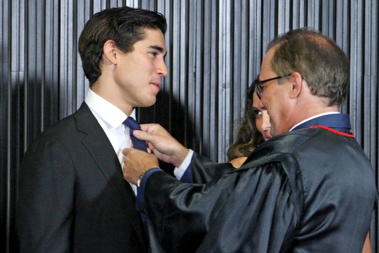 Henry Zaga com Admar Gonzaga: o ator foi à  posse do pai como ministro do TSE (Roberto Jayme/Ascom/TSE/Flickr)
