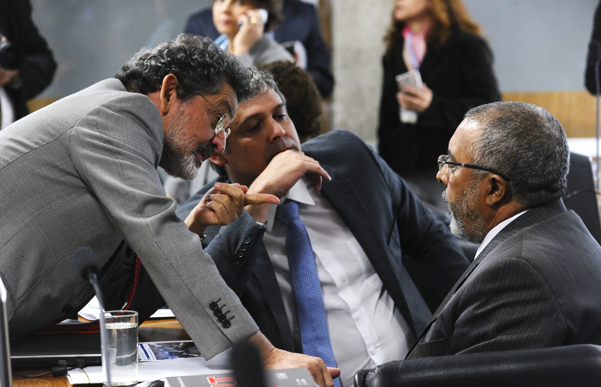 Comissão do Senado começa a votar reforma trabalhista; assista
