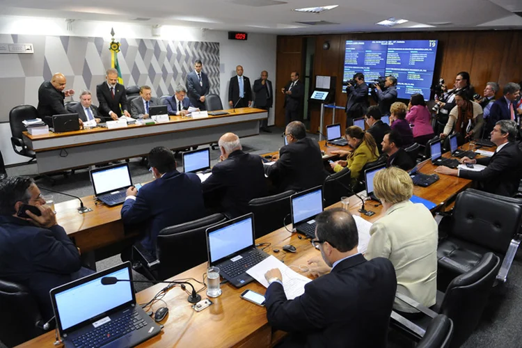 CCJ do Senado: quórum de senadores na comissão, porém, caiu assim que o senador Eduardo Braga (PMDB-AM) iniciou a leitura de seu voto (Pedro França/Agência Senado)