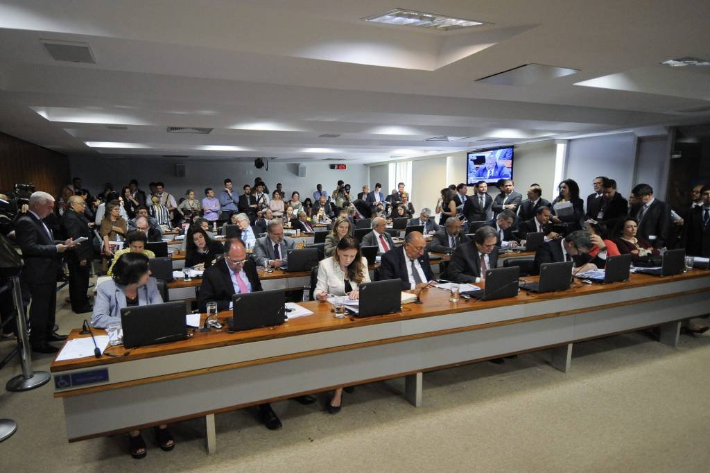 Senadores leem votos em separado antes de votação da trabalhista