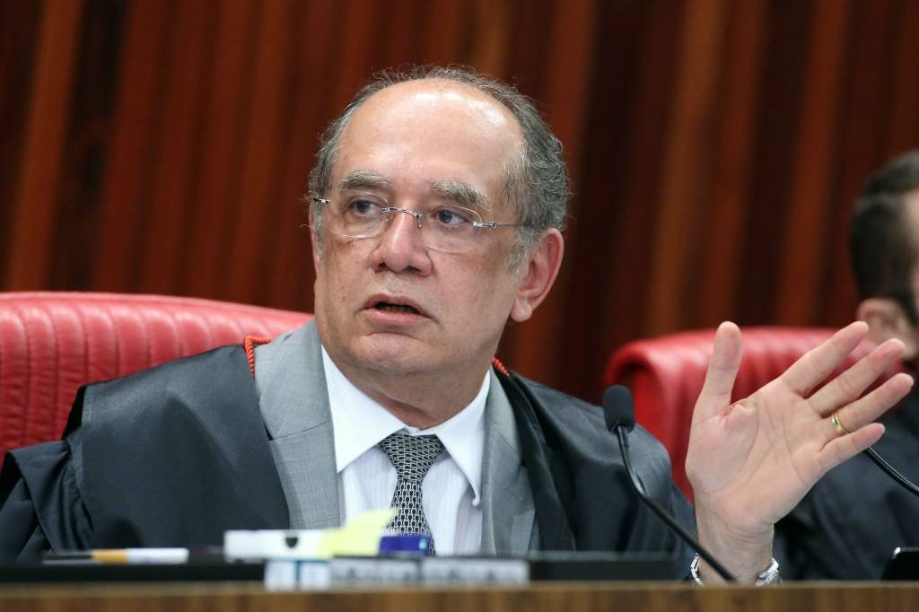 Avião em que estava Gilmar Mendes sofre pane e volta a Brasília