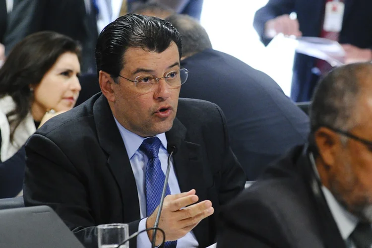 Eduardo Braga (PMDB-AM): "o projeto caminha no sentido contrário à interpretação conferida pela mais alta Corte laboral à matéria, precarizando, assim, as condições em que o trabalho é prestado no Brasil" (Geraldo Magela/Agência Senado)