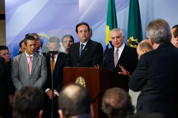 Presidente Michel Temer, rodeado de aliados, faz pronunciamento após denúncia da PGR - 27/06 (Alan Santos/PR/Flickr)