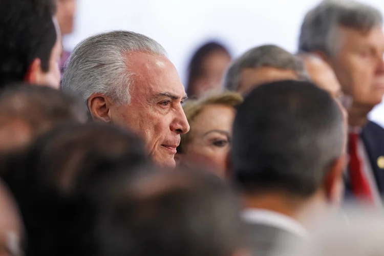 Presidente Michel Temer rodeado por aliados ao fazer pronunciamento pós-denúncia: eles vão mantê-lo no poder? (Beto Barata/PR/Flickr)