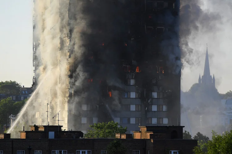 Incêndio: o governo britânico disse ter identificado 149 edifícios que não cumprem as exigências para a prevenção de incêndios (Toby Melville/Reuters)