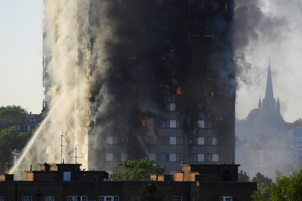 Reforma de prédio que pegou fogo em Londres foi barateada
