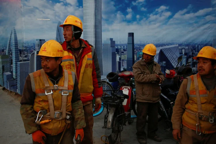 TRABALHADORES CHINESES: como não parece ser nossa vocação competir em preço e escala com a China, resta-nos buscar avançar na outra ponta, a da inovação  / Thomas Peter/ Reuters