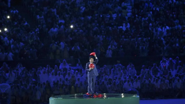 RIO: primeiro-ministro japonês, Shinzo Abe, surge de dentro de um tubo verde, fantasiado de Mario, na cerimônia de encerramento dos Jogos / Kevin Lamarque/ Reuters