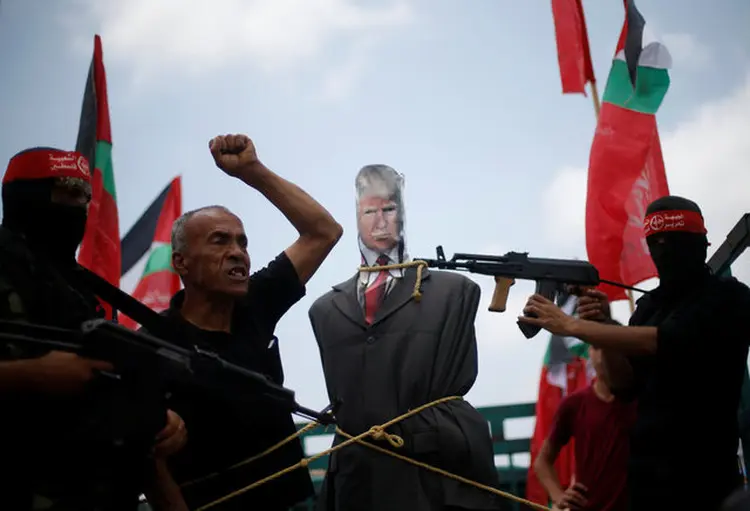 PALESTINOS PROTESTAM CONTRA TRUMP: sua política está fazendo um estrago não só nas finanças do Hamas mas também na economia da Faixa de Gaza / Mohammed Salem/ Reuters