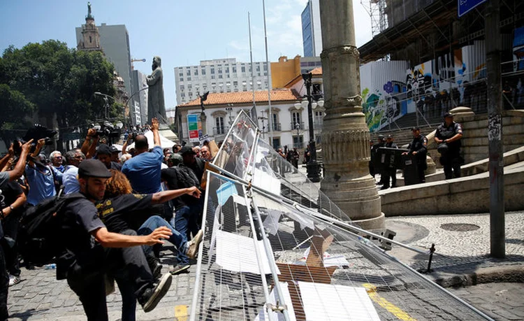 CENTRO DO RIO: confronte entre tropa de choque e servidores que protestaram contra o pacote de arrocho do governo  / Ricardo Moraes/ Reuters