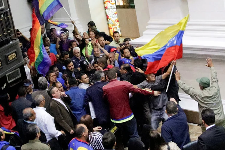 VENEZUELA: apoiadores de Maduro invadem Assembleia Nacional durante sessão realizada no domingo  / Marco Bello/ Reuters